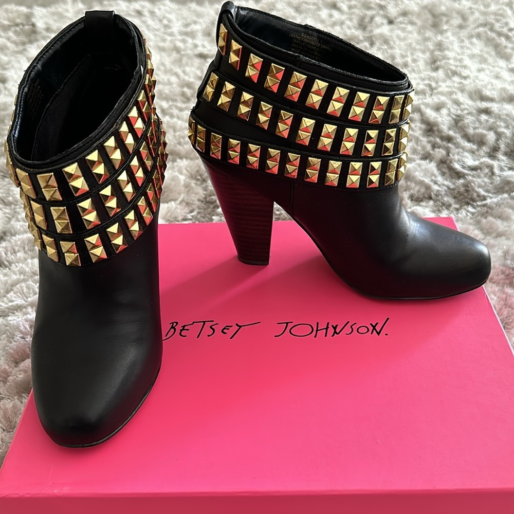 Betsey Johnson “Concertt” gold studded black leather booties! So HOT! Sz 7